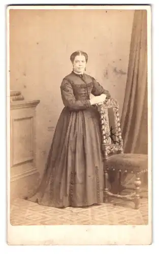 Fotografie Henry Mertens, Clapham, 2 Oxford Terrace, Portrait junge Dame im Biedermeierkleid mit Ohrringen