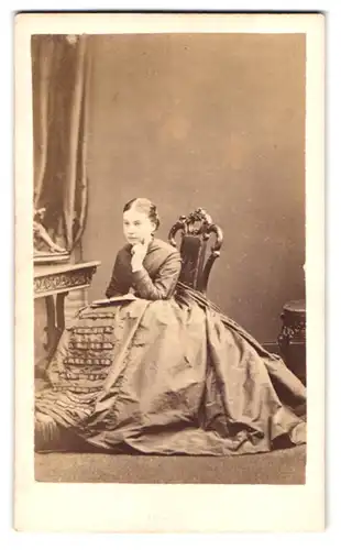 Fotografie C. Hawkins, Brighton, 38 Preston Street, Portrait junge Frau im Reifrock Kleid liest ein Buch