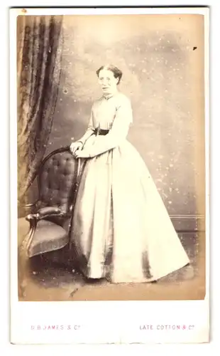 Fotografie D. B. James, London, 90 Cannon Street, Portrait ältere Dame im weissen Kleid mit Gürtel