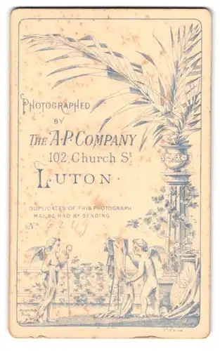 Fotografie The A. P. Company, Luton, 102 Chruch St., zwei Putten machen ein Foto mit einer Plattenkamera