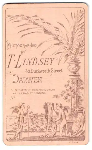 Fotografie T. Lindsey, Darwen, 43 Duckworth Street, zwei Engel mit Plattenkamera beim Fotografieren