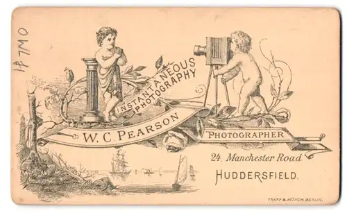 Fotografie W. C. Pearson, Huddersfield, 42 Manchester Raod, kleine Kinder machen Foto mit Plattenkamera