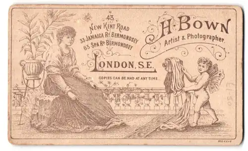 Fotografie H. Brown, London, 33 Jamaican Rd., nacktes kleines Kind mit Schmetterlingsflügeln macht Foto Plattenkamera