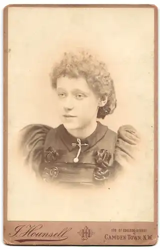 Fotografie J. Hounsell, Camden Town, rücks. Plattenkamera, Malerpinsel, vorders. Portrait Frau in schöner Bluse