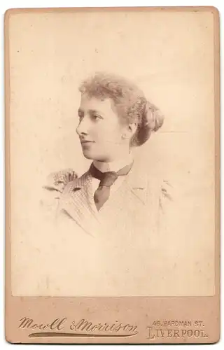 Fotografie Mowll & Morrison, Liverpool, 45 Hardman Street, Dame mit Feuerkelch im Streitwagen, Rückseitig Damen-Portrait