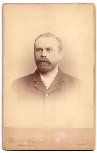 Fotografie Mowll & Morrison, Liverpool, 45 Hardman Street, Dame mit Feuerkelch lenkt Streitwagen
