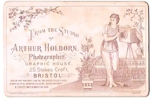 Fotografie Arthur Holborn, Bristol, 25 Stokes Croft, Fotografin mit Fotoapparat - Plattenkamera