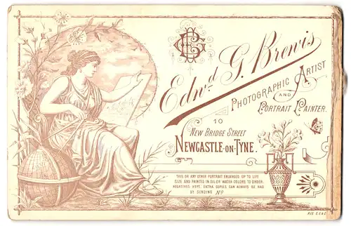 Fotografie Edward G. Brewis, Newcastle on Tyne, 10 New Bridge Street, Dame mit Zirkel nebst Globus