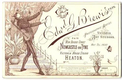 Fotografie Edw. G. Brewis, Newcastle-on-Tyne, 8&10 New Bridge Street, tanzender Harlekin mit Gitarre