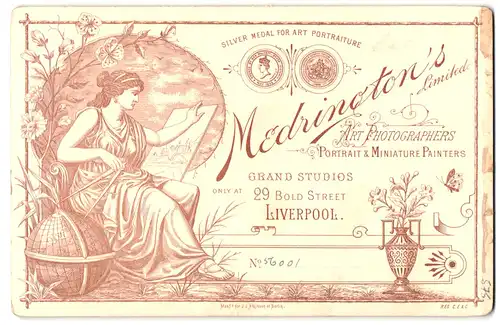 Fotografie Medrington`s, Liverpool, 29 Bold Street, Frau in Toga mit Bild und Globus samt Zirkel