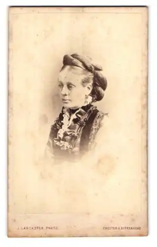 Fotografie J. Lancaster, Chester, Grosvenor Street, Portrait ältere Dame im Rüschenkleid mit Zopf