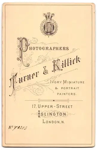 Fotografie Turner & Killick, Islington, 17 Upper Street, Portrait junge Frau im Kleid mit vollen Lippen und Locken