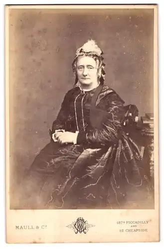 Fotografie Maull & Co., London, 187a Piccadilly, Portrait alte Frau im marmorierten Kleid mit Locken