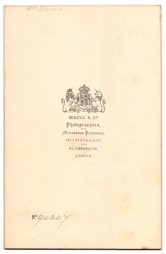 Fotografie Maull & Co., London, 187a Piccadilly, Portrait alte Frau im marmorierten Kleid mit Locken