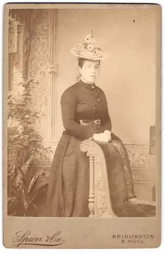 Fotografie Spurr & Co., Bridlington, 33 Regent Terrace, Portrait Dame im Biedermeierkleid mit Sommerhut