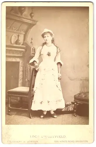 Fotografie Lock & Whitfield, London, 178 Regent St., Portrait junge Frau im Sommerkleid mit Hut und Netzhandschuhen