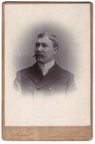 Fotografie Reed, London, 443 West Strand, Portrait Mann im feinen Anzug mit Schnauzbart, Moustache