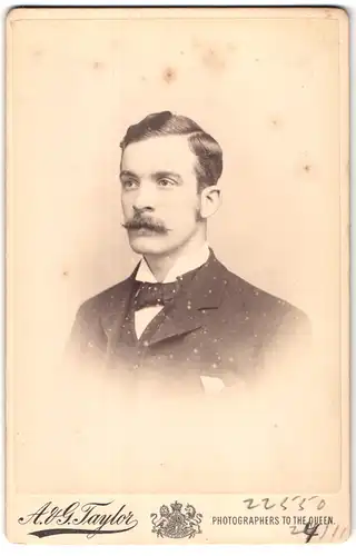 Fotografie A. & G: Taylor, London, 70 & 78 Queen Victoria St., Portrait junger Mann im feinen Anzug mit Schnauzer