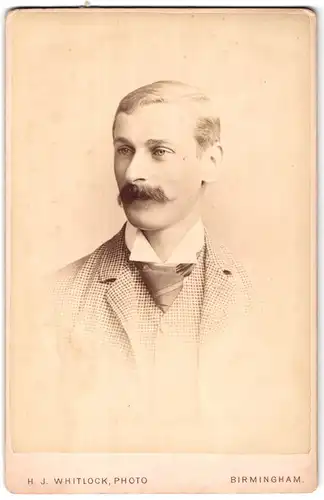 Fotografie H. J. Whitlock, Birmingham, 11 New Street, Portrait Herr im karierten Anzug mit Krawatte und Walrossbart