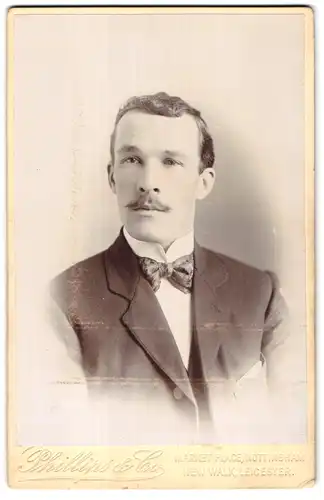 Fotografie Phillips & Co., Nottingham, Market Place, Portrait junger Mann im feinen Anzug mit Moustache und Fliege