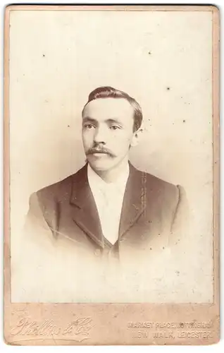Fotografie Phillips & Co., Nottingham, Market Place, Portrait junger Mann im Tweed Anzug mit Schnauzbart