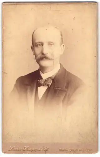 Fotografie London Stereoscopic Co., London, 106 & 108 Regent Street, Portrait Herr im Anzug mit Fliege, Moustache