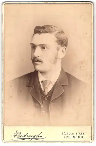 Fotografie Medrington, Liverpool, 29 Bold Street, Portrait junger Mann im Anzug mit Koteletten und Moustache