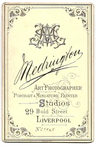 Fotografie Medrington, Liverpool, 29 Bold Street, Portrait junger Mann im Anzug mit Koteletten und Moustache