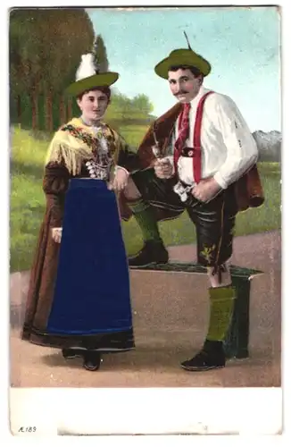 Stoff-Präge-AK Mann in Tracht mit Tabakpfeife und Frau