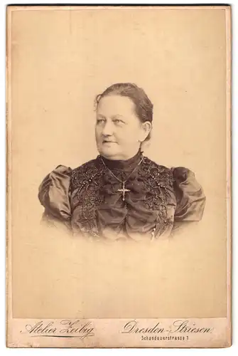 Fotografie Atelier Zeibig, Dresden-Striesen, Schandauerstrasse 1, Portrait bürgerliche Dame mit Kreuzkette