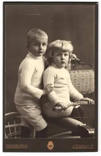 Fotografie Photograph. Atelier, Potsdam, Brandenburgerstrasse 30, Portrait zwei kleine Jungen in Strickpullovern