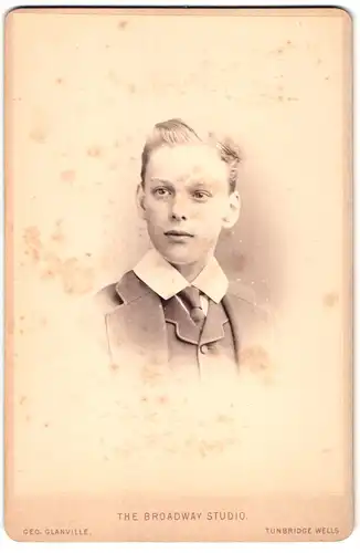 Fotografie Geor. Glanville, Tunbridge Wells, 1 & 2, The Broadway, Portrait Junge im Anzug mit Krawatte
