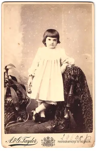 Fotografie A. & G. Taylor, London, 70 & 78 Queen Victoria St., Portrait kleines Mädchen im Kleid mit Springseil