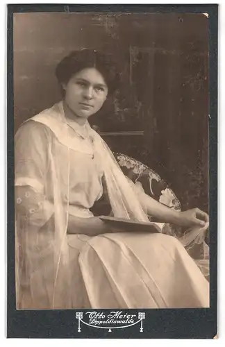 Fotografie Otto Meier, Dippoldiswalde, Portrait junge Dame in modischer Kleidung mit Buch