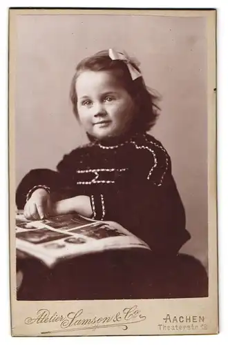 Fotografie Samson & Co., Aachen, Theaterstrasse 18, Portrait modisch gekleidetes Mädchen mit Zeitung