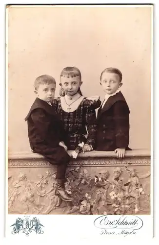 Fotografie Osw. Schmidt, Pirna, Ecke Grohmann- & Jackobäerstrasse, Portrait Mädchen & zwei Jungen in modischer Kleidung