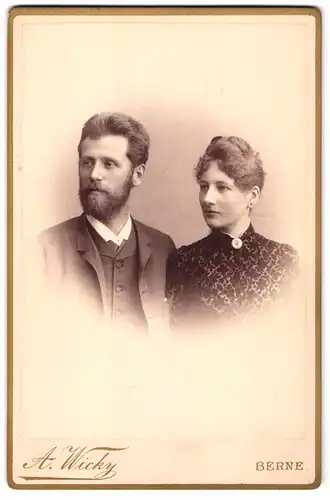 Fotografie A. Wicky, Berne, Portrait junges Paar in zeigenössicher Kleidung
