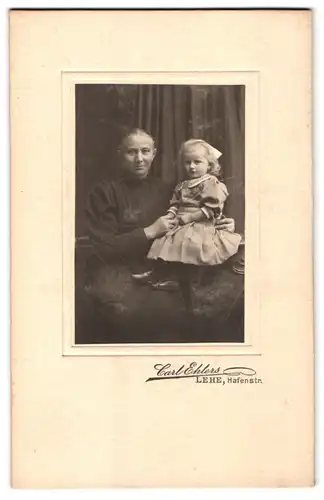 Fotografie Carl Ehlers, Lehe, Hafenstrasse, Portrait bürgerliche Dame mit kleinem Mädchen im Arm