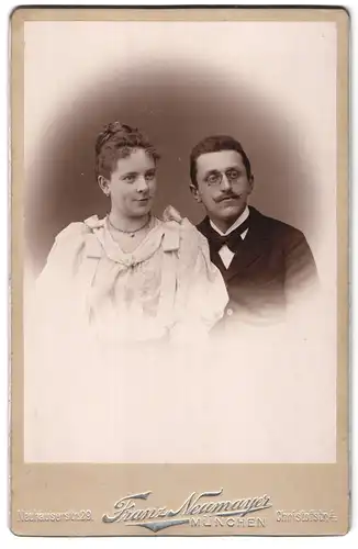Fotografie Fr. Neumayer, München, Neuhauserstrasse 29, Portrait junges Paar in hübscher Kleidung