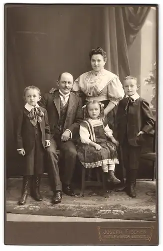 Fotografie Joseph Fischer, Elsterwerda, Breite-Strasse 3, Portrait bürgerliches Paar mit zwei Söhnen und einer Tochter