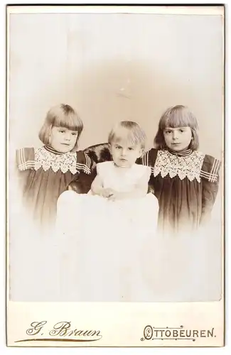 Fotografie G. Braun, Ottobeuren, Portrait zwei Mädchen und Kleinkind in zeitgenössischer Kleidung