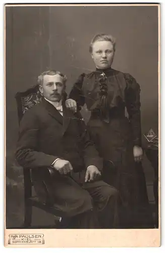 Fotografie Waldemar Paulsen, Kiel, Sophienblatt 18, Portrait junges Paar in eleganter Kleidung