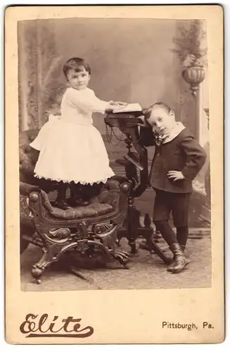 Fotografie Elite, Pittsburgh, Pa., 514 and 516 Market St., Portrait Kinderpaar in hübscher Kleidung mit Buch