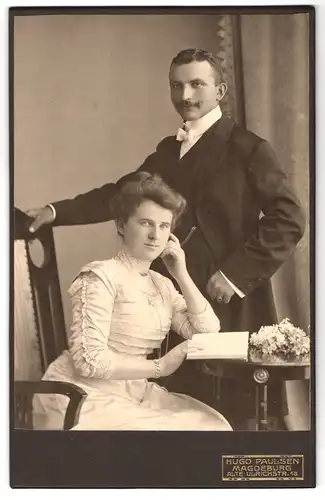 Fotografie Hugo Paulsen, Magdeburg, Alte Ulrichstrasse 18, Portrait junges Paar in hübscher Kleidung mit Buch
