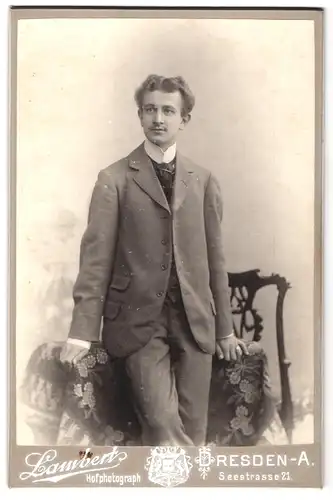 Fotografie Lambert, Dresden-A, Seestrasse 21, Portrait junger Mann im Anzug mit Krawatte
