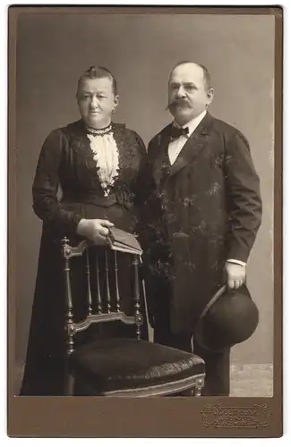 Fotografie Josef Glax, Waidhofen a. d. Ybbs, Graben 22, Portrait älteres Ehepaar in hübscher Kleidung mit Buch