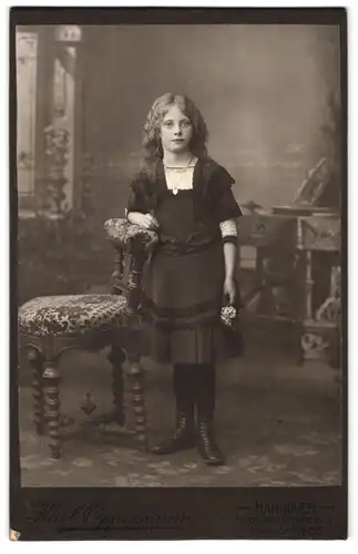 Fotografie Karl Oppermann, Hannover, Engelbostelerdamm 4, Portrait junges Mädchen im modischen Kleid