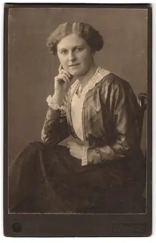 Fotografie F. Radmacher, Bielefeld, Portrait junge Dame in modischer Kleidung