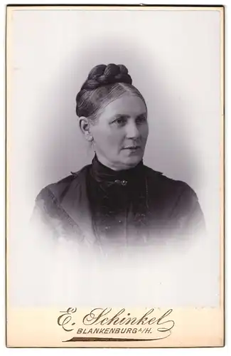 Fotografie E. Schinkel, Blankenburg a / H., Mauerstrasse 3, Portrait bürgerliche Dame mit Hochsteckfrisur