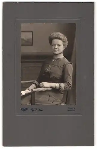 Fotografie P. & H. Koch, Crefeld, Rheinstrasse 32, Portrait junge Dame im modischen Kleid